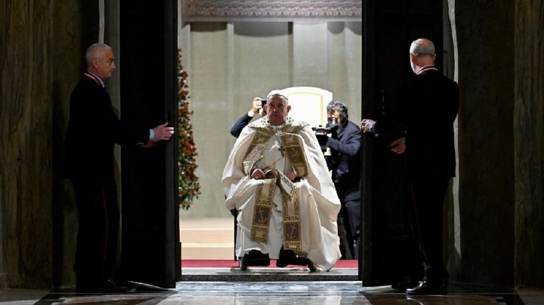 El papa Francisco abrió la Puerta Santa de la Basílica de San Pedro.