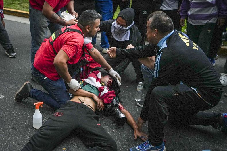 El fotógrafo Pablo Grillo recibió el impacto de un gas lacrimógeno en la cabeza. El fotógrafo Pablo Grillo recibió el impacto de un gas lacrimógeno en la cabeza.