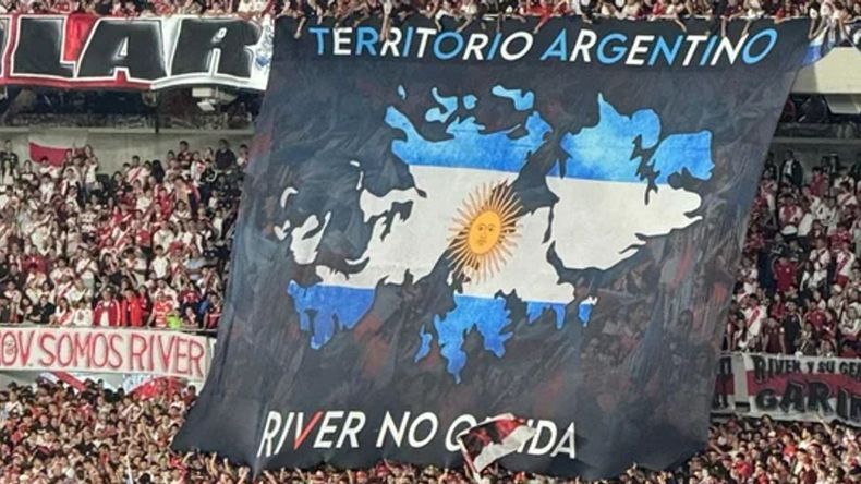 La Conmebol había prohibido que River utilice su clásica bandera de las Islas Malvinas.