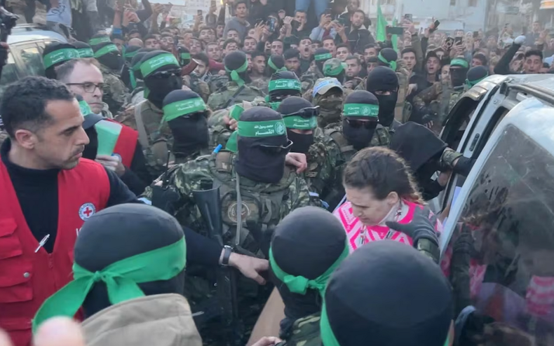 Hamás liberó a las primeras tres rehenes israelíes.