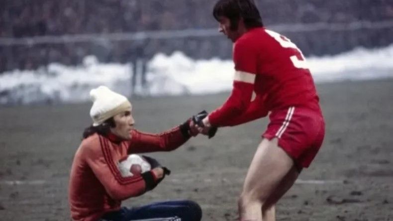 Hugo Orlando Gatti fue la máxima figura de la Selección en la gira por Europa del Este: su pantalón largo y su gorra de lana fue la imagen del partido frente a Polonia.