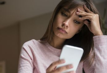 C5N | mujer teléfono celular online scrolleo redes sociales