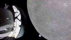 La imagen muestra la cápsula Orión acercándose a la Luna. La imagen muestra la cápsula Orión acercándose a la Luna.