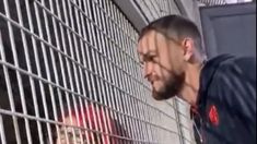 Gonzáles Pirez protagonista de un incómodo momento con un hincha. Gonzáles Pirez protagonista de un incómodo momento con un hincha.