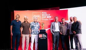Batista, Giusti, Fillol, Ruggeri, Tapia, Burruchaga y Enrique con la Copa del Mundo.