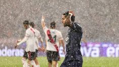 La lluvia torrencial obligó a retrasar el partido por casi una hora. La lluvia torrencial obligó a retrasar el partido por casi una hora.
