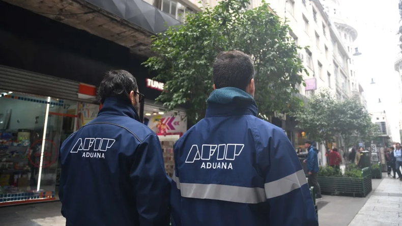 Personal de la AFIP durante los operativos.