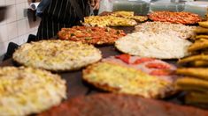 La pizzería barata de Buenos Aires que creó la pizza de cancha y tiene 20 variedades. La pizzería barata de Buenos Aires que creó la pizza de cancha y tiene 20 variedades.