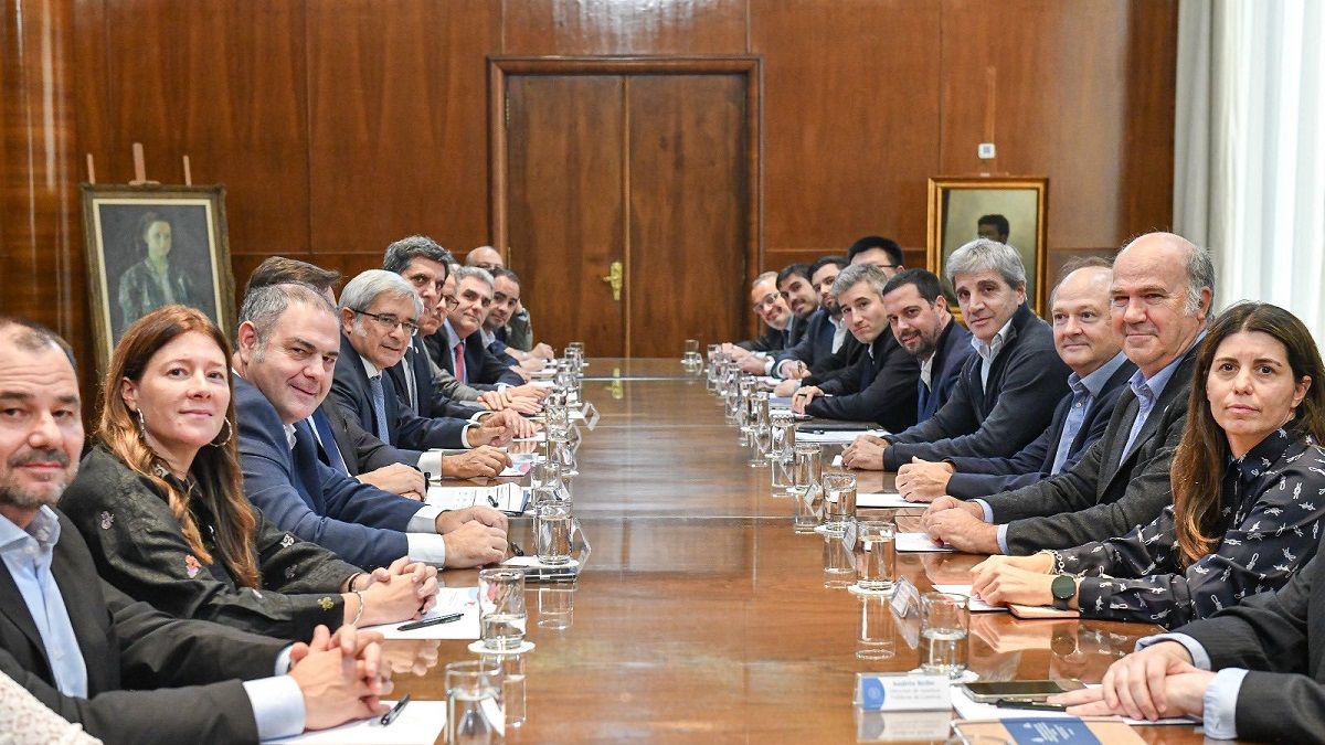 Luis Caputo se reunió con la Cámara Argentino-China en medio