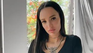 La artista combinó un look de trenzas con una de sus microbikinis favoritas.