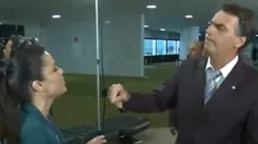 Jair Bolsonaro atacó violentamente a la periodista Manuela Borges en 2014. Jair Bolsonaro atacó violentamente a la periodista Manuela Borges en 2014.