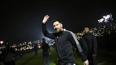 Messi saluda al público rosarino. Messi saluda al público rosarino.