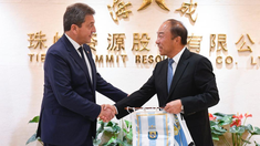 En su segundo día en China, Massa visitó a mineras que invertirán en el litio de Salta. En su segundo día en China, Massa visitó a mineras que invertirán en el litio de Salta.