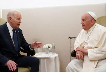 Biden destacó a Francisco por sus esfuerzos para promover la paz y aliviar el sufrimiento en el mundo.