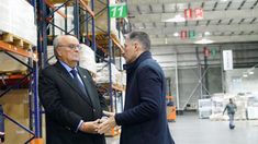 De Mendiguren y Gray en las instalaciones de Frávega.