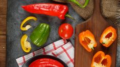 El truco perfecto y desconocido para sacar fácil la piel del morrón. El truco perfecto y desconocido para sacar fácil la piel del morrón.