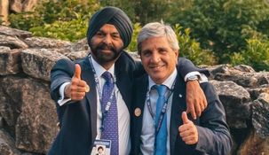 Luis Caputo y su foto junto a Ajay Banga.&nbsp;