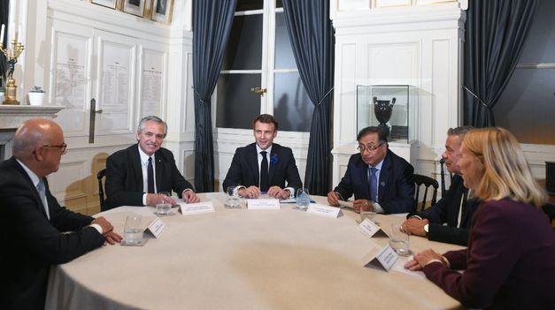 Fernández, en el Foro de París junto a Macron y Petro.