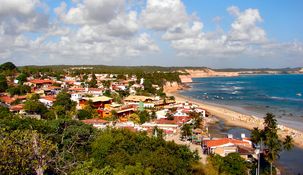 Este rincón mágico del nordeste brasileño logra mezclar magistralmente la belleza natural salvaje con una vibrante vida cultural y nocturna.