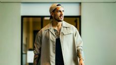 El look navideño de Paredes que combinó elegancia y zapatillas rosas. El look navideño de Paredes que combinó elegancia y zapatillas rosas.