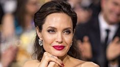 Angelina Jolie donó 200 mil dólares para la lucha contra el racismo Angelina Jolie donó 200 mil dólares para la lucha contra el racismo