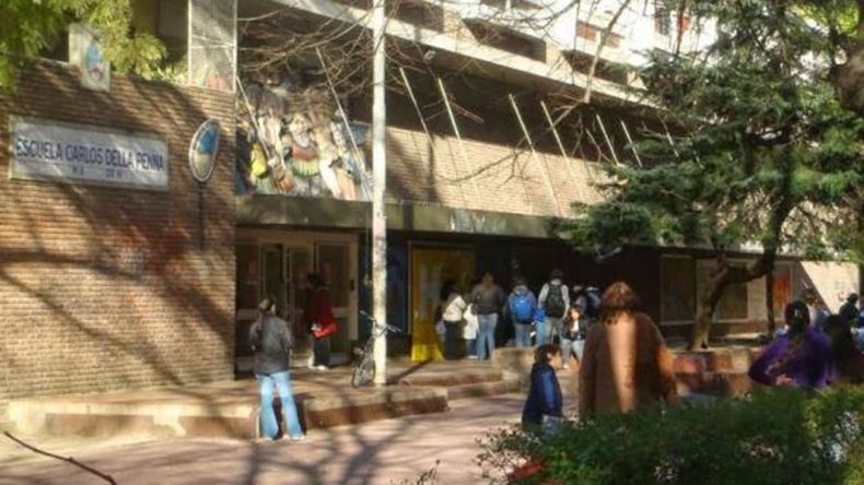Una mujer le clavó una lapicera al director de la escuela a la que asiste su hijo.