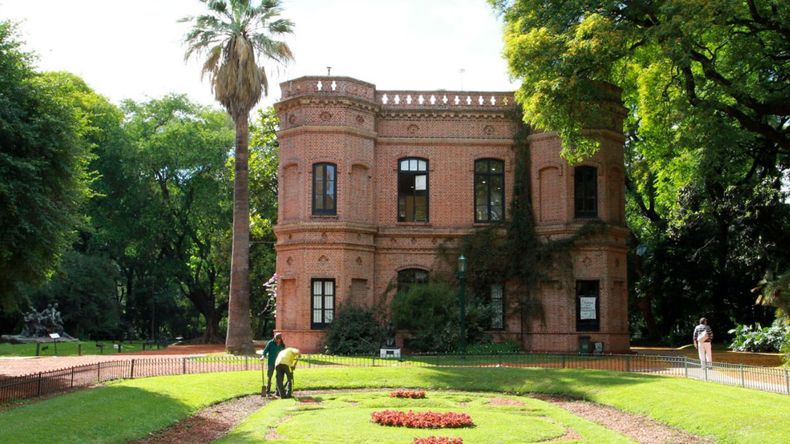 Su diseño, creado por el paisajista francés Carlos Thays, combina naturaleza, arquitectura y recorridos educativos con estilos romano, francés y japonés.