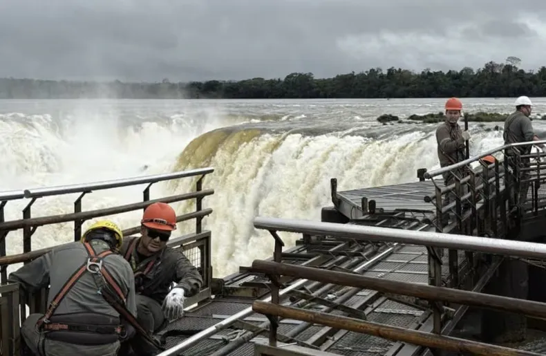 Cerrarán el acceso a la Garganta del Diablo por 40 días ante las crecidas del Río Iguazú.