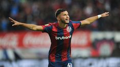 Leguizamón festeja el tanto del Ciclón. Leguizamón festeja el tanto del Ciclón.