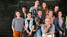 La ficción gira en torno al alumno favorito del profesor, Pol, cuando inicia sus estudios en la facultad de Filosofía.