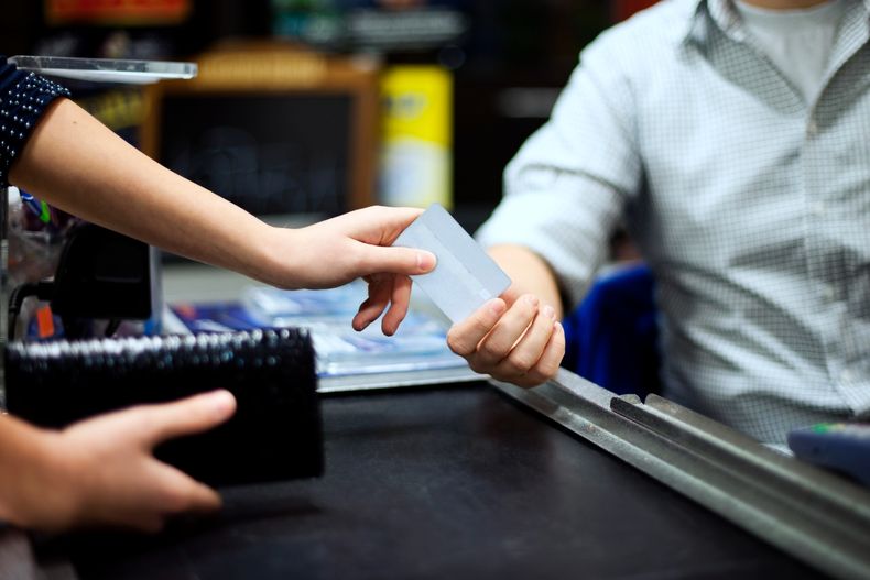 El beneficio se aplicará utilizando la tarjeta de débito con la cobrás la prestación