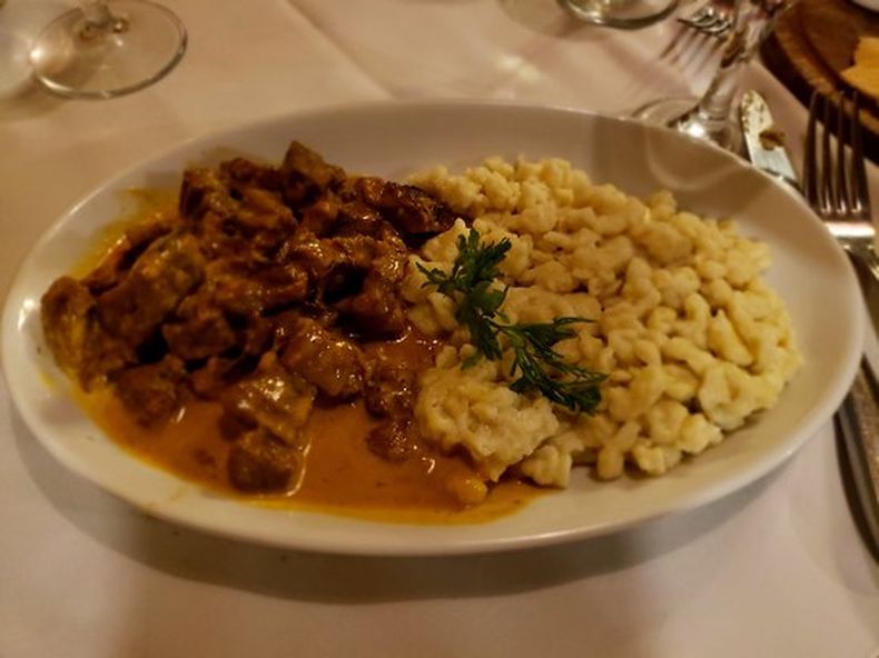 El goulash es uno de los más pedidos por los comensales.