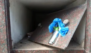 El hijo y la viuda buscan recuperar el ataúd tras una disputa familiar.