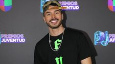 Reykon estaba brindando un show en el festival del Bambuco en San Pedro y San Juan de Neiva. Reykon estaba brindando un show en el festival del Bambuco en San Pedro y San Juan de Neiva.
