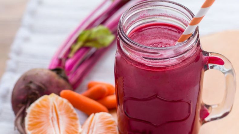 Este licuado combina una variedad de frutas y verduras ricas en vitaminas A, B, C, E y K, así como minerales como el hierro, potasio, magnesio y calcio. 