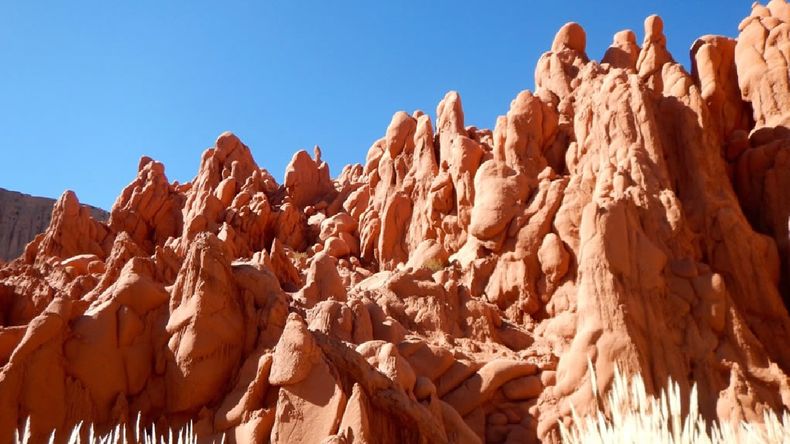 Las Cuevas de Acsibi son un imperdible destino en el norte argentino.