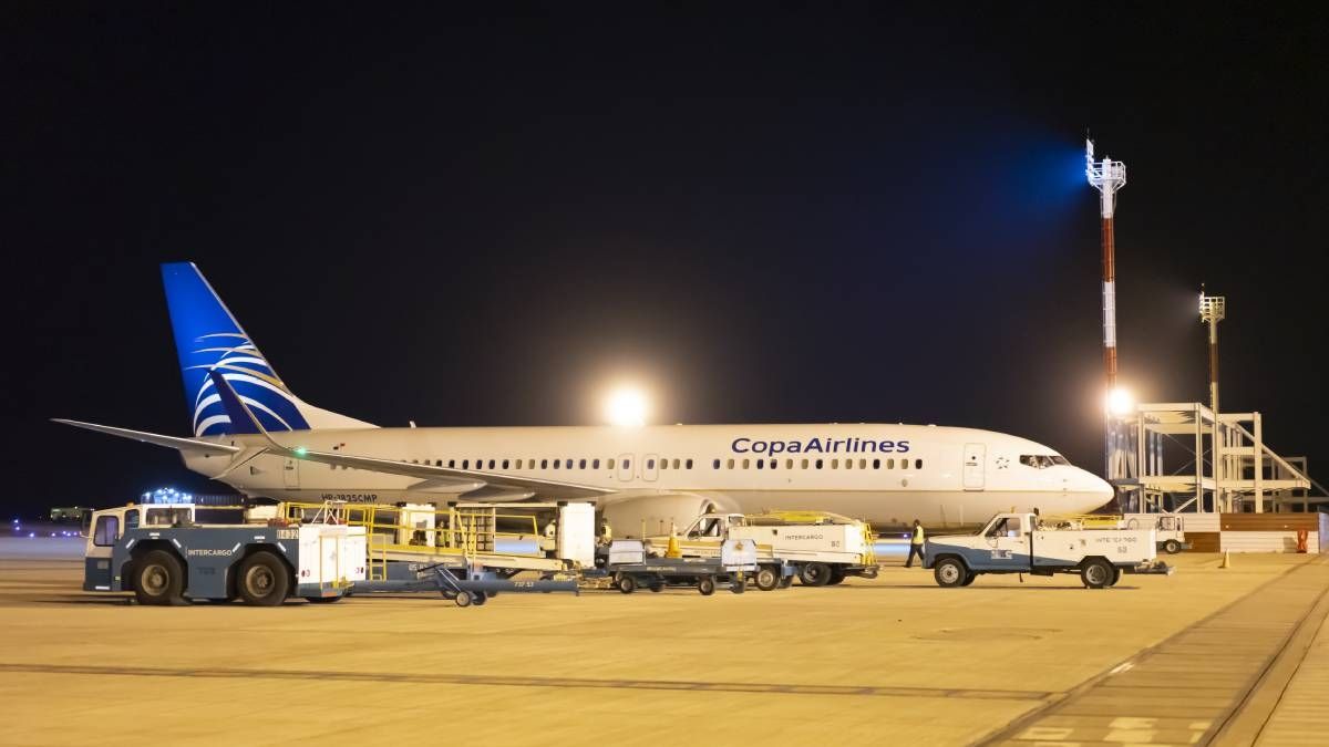 Escándalo en Rosario: quisieron tener sexo en el avión y fueron detenidos por exhibicionismo