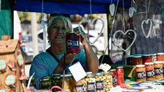 Este pueblo es conocido por su miel, conservas y otros productos regionales.