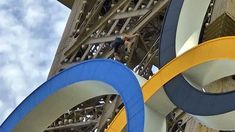Un hombre se trepó en la Torre Eiffel con el torso desnudo y sin cuerdas. Quedó detenido Un hombre se trepó en la Torre Eiffel con el torso desnudo y sin cuerdas. Quedó detenido