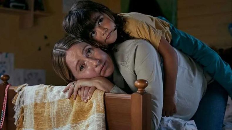 La cinta narra la reunión de dos hermanas después de un suceso trágico, abordando temas de duelo, lazos familiares y resiliencia, todo ello con un toque distintivo de humor.