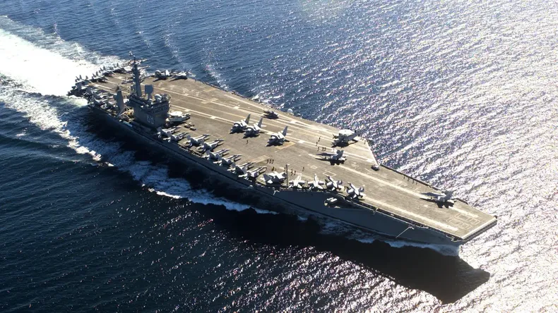 Así es el portaaviones USS Nimitz de los Estados Unidos. 