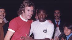 Pelé, junto a Carlos Babington, en su último partido en Argentina frente a Huracán. Pelé, junto a Carlos Babington, en su último partido en Argentina frente a Huracán.