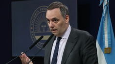 La Argentina no admite prerrogativas de sangre, advirtió Adorni, que tiene a su hermano con un cargo en el Gobierno.