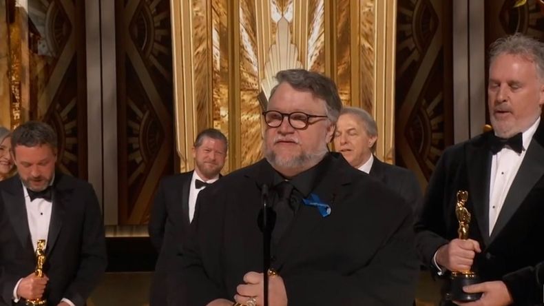 Guillermo del Toro con la estatuilla en sus manos.