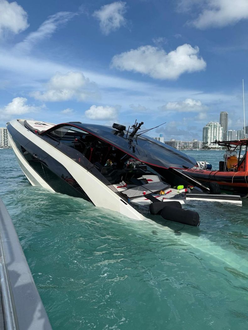 Más de 30 influencers quedaron varados cuando se hundió un lujoso yate en Miami