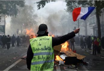 Las autoridades galas no descartaron la posibilidad de declarar el estado de emergencia si la crisis continúa escalando.