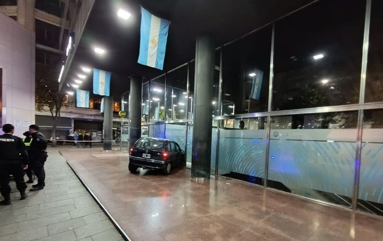 Rosario: le negaron un crédito, discutió con los empleados y chocó su auto contra un banco.