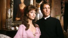 Richard Chamberlain y Rachel Ward en El pájaro canta hasta morir. Richard Chamberlain y Rachel Ward en El pájaro canta hasta morir.