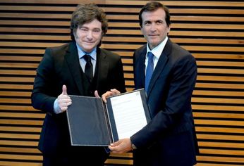 Javier Milei y Adolfo Cambiaso durante el acto de designación como embajador extraordinario.