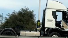 Misterio en la ruta 9: encontraron asesinado de un disparo en el pecho a un mecánico dentro de un camión. Misterio en la ruta 9: encontraron asesinado de un disparo en el pecho a un mecánico dentro de un camión.